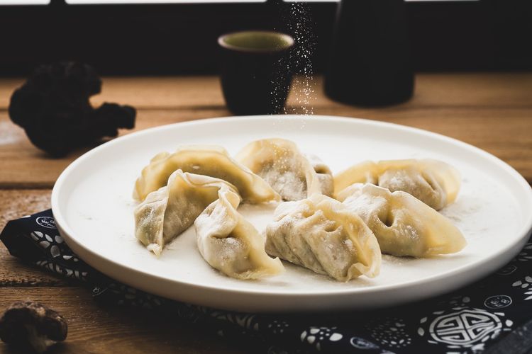 dumpling sebagai salah satu kudapan wajib di malam tahun baru di Cina