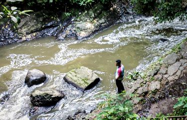 Penampakan aliran sungai Cikapundung di Lembang, Kabupaten Bandung Barat (KBB), Jawa Barat berwarna hijau keruh akibat pencemaran kotoran ternak, Rabu (30/4/2025).