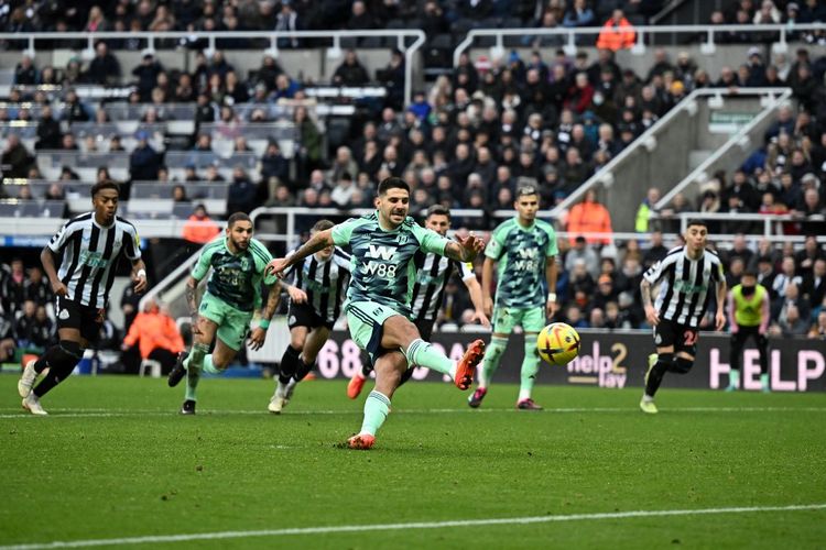 Momen Aleksandar Mitrovic terpeleset saat menendang penalti pada laga Newcastle United vs Fulham di Stadion St James' Park pada Minggu (15/1/2023) malam WIB.