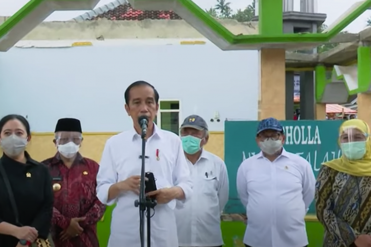 Presiden Joko Widodo (ketiga kiri) pada saat memberikan keterangan terkait penanganan gempa bumi, di Desa Majangtengah, Kecamatan Dampit, Kabupaten Malang, Jawa Timur, Kamis (29/4/2021).
