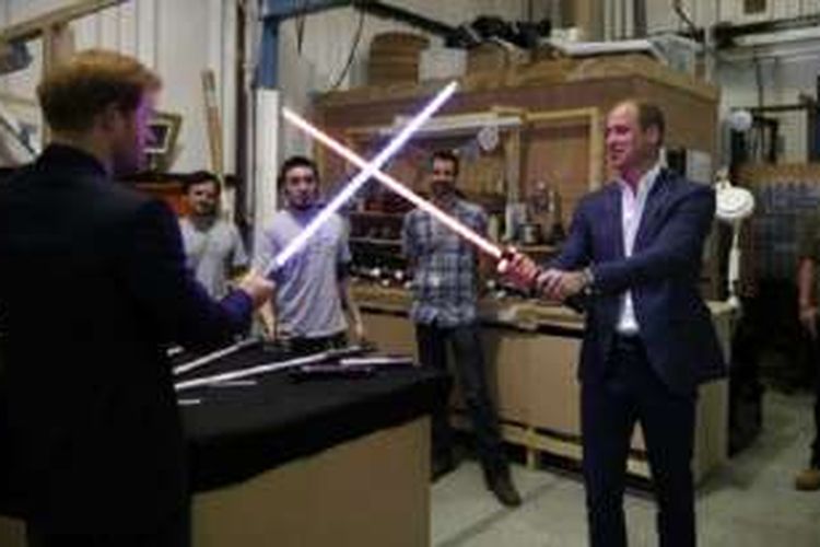 Pangeran William dan Harry diajak berkeliling tempat pembuatan film Star Wars baru pada hari Selasa sore. 