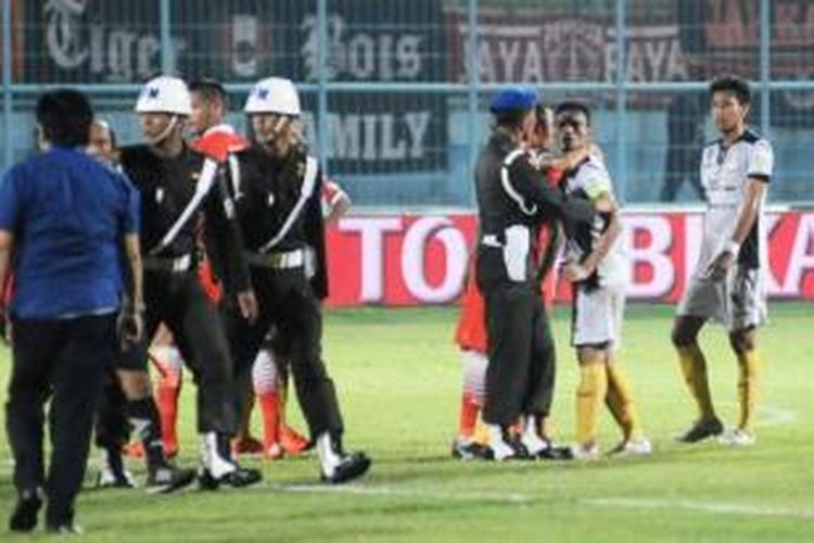 
Penyerang Sriwijaya FC, Ferdinand Sinaga, ditenangkan oleh Polisi Militer seusai laga melawan Persija Jakarta, pada pertandingan lanjutan penyisihan Grup A Piala Jenderal Sudirman, Rabu (25/11/2015)