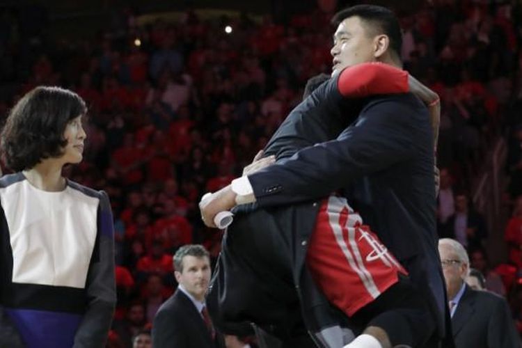 Yao Ming mendapat sambutan dari mantan trekannya di Houston Rockets, James Harden