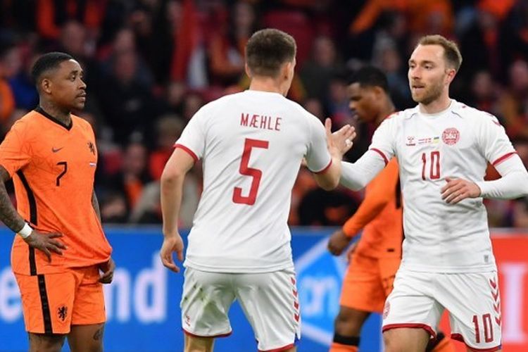 Christian Eriksen diambut oleh Joakim Maehle usai mencetak gol dalam laga uji coba Belanda vs Denmark. Pertandingan tersebut digelar di Stadion Johan Cruyff ArenA, Amsterdam, pada Sabtu (26/3/2022) malam waktu setempat.