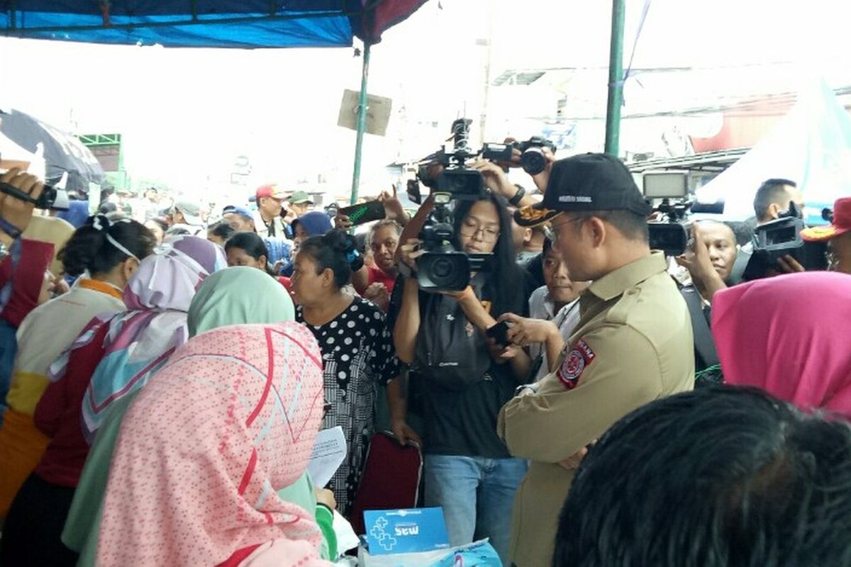 Menteri Sosial (Mensos) Juliari P Batubara mengunjungi korban banjir di Kawasan Ciledug Indah 1 dan 2, Kecamatan Ciledug, Kota Tangerang, Jumat (3/1/2020). 