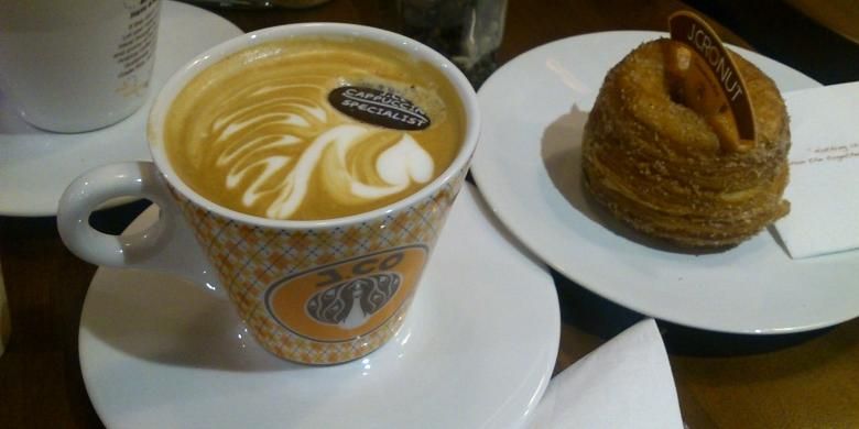 Colombian Coffee dari J.COFFEE. JCo adalah salah satu kafe dekat Stasiun MRT Lebak Bulus.