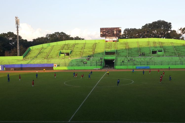 Suasana pertandingan Arema Indonesia melawan Blitar Poetra dilihat dari tribune penonton Stadion Gajayana, Kota Malang, Rabu (17/5/2017)