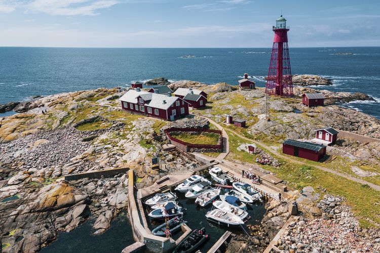 Pulau Hamneskar di Swedia yang memiliki sebuah mercusuar terkenal bernama Pater Noster.