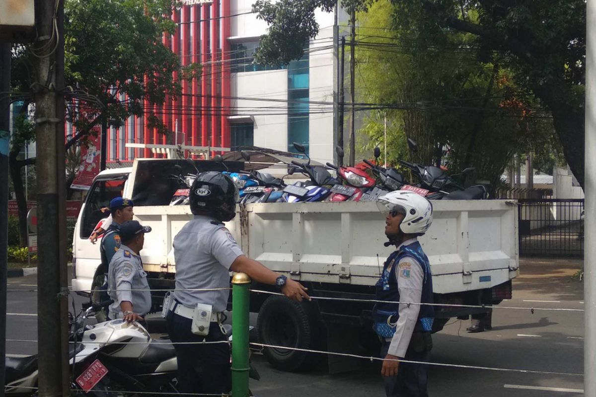Sejumlah sepeda motor yang parkir di trotoar DPRD DKI di Jalan Kebun Sirih, Jakarta Pusat, diangkut Dishub, Jumat (22/6/2018).
