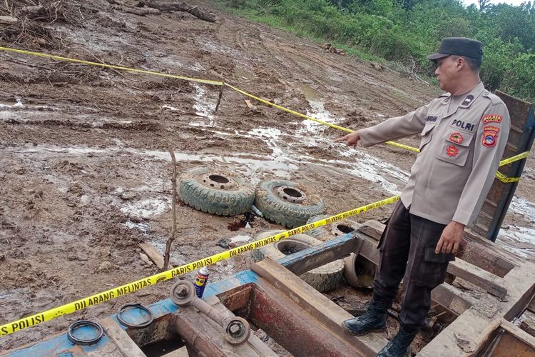 Salah satu petugas dari Gegana Brimob Polda Kalsel menunjuk lokasi penemuan mortir yang diduga peninggalan perang Dunia Kedua di Banjar, Kalsel. 