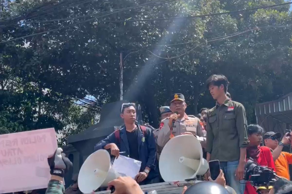 Kapolda Jatim Irjen Pol Nanang Avianto naik ke mobil komando, Sabtu (30/8/2025)