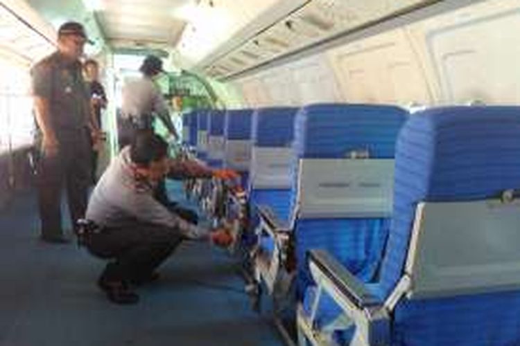 Petugas sedang mengecek salah satu wahana, pesawat dirgantara, di Taman Kyai Langgeng Kota Magelang, guna mengantisipasi kecelakaan wisatawan pada msa libur Lebaran 2016 ini.