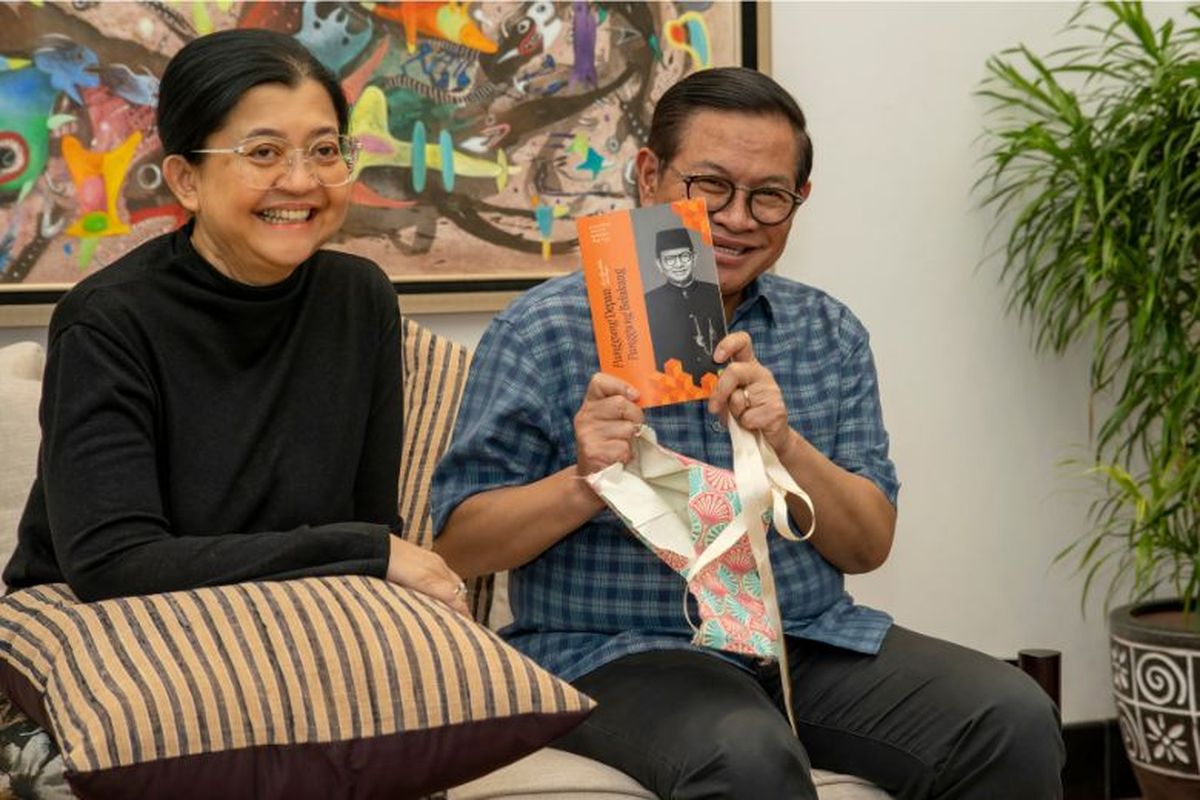 Pramono Anung Wibowo mendapat kado buku di hari ulang tahunnya yang ke-62, Rabu (11/6/2025)