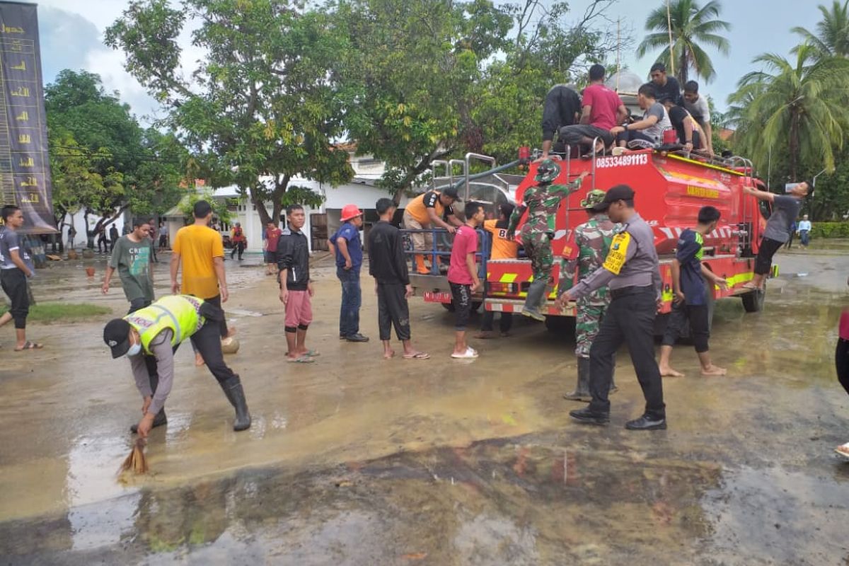 Sejumlah petugas membersihkan sisa-sisa lumpur usai dua kawasan yakni Pondok Pesantren Al Amien Prenduan dan Puskesmas Pragaan dilanda banjir, Minggu (27/11/2022). 