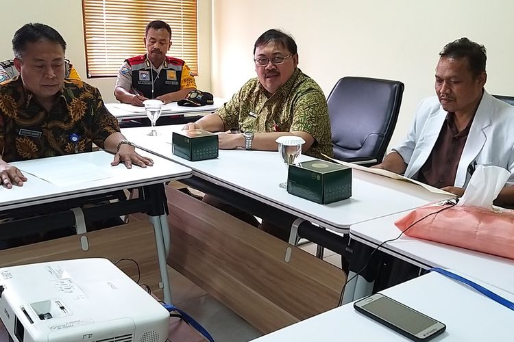 BERIKAN PENJELASAN—Direktur Utama RSUP dr. Soedono Madiun menjelaskan kesiapan rumah sakitnya merawat pasien suspect corona.