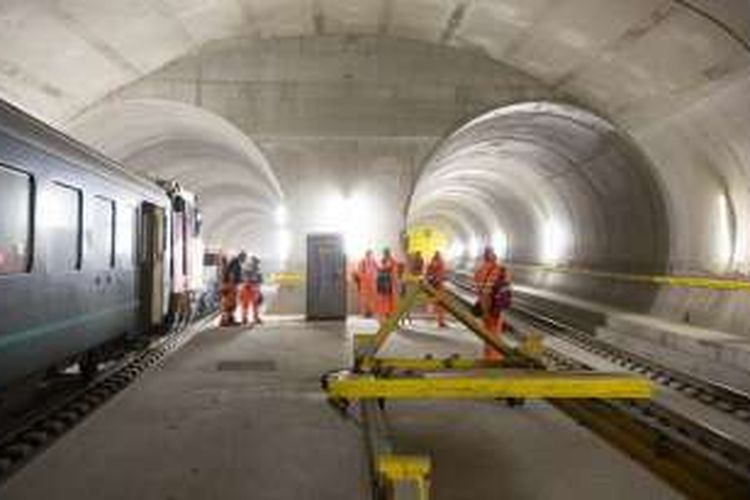 Setelah hampir dua dekade konstruksi, tunnel atau terowongan terpanjang di dunia kini siap menjadi tempat untuk membawa kargo dan penumpang dengan rute memotong Pegunungan Alpen Swiss.