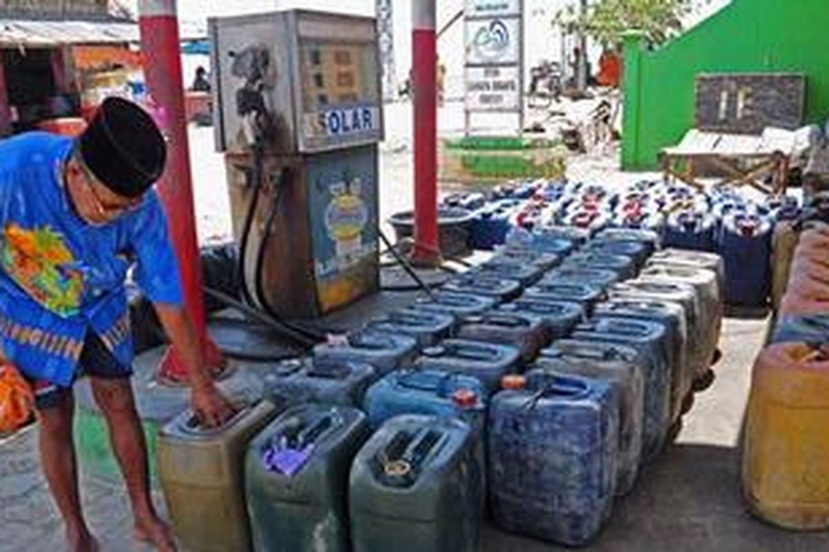 Ratusan jeriken berjejer di SPDN Desa Branta menunggu kiriman solar. Nelayan membeli bahan bakar solar ke SPBU terdekat meskipun harus membayar pungutan dari petugas SPBU.