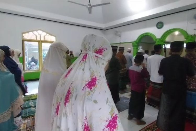 Shalat Idul Adha pengikut Islam Aboge di di Desa Kracak, Kecamatan Ajibarang, Kabupaten Banyumas, Jawa Tengah, Jumat (30/6/2023).