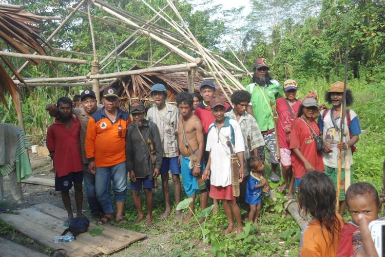 Warga suku terasing di pedalaman Pulau Seram, Maluku yang mengalami bencana kelaparan didata oleh petugas Badan Penanggulangan Bencana Daerah (BPBD) Kabupaten Maluku Tengah, Selasa (24/7/2018).