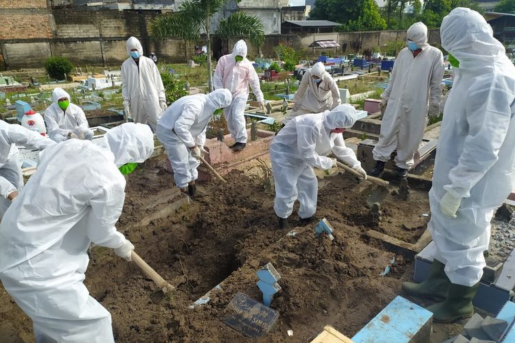Pemakaman pasien Covid-19 di TPU Bukit Lama, Pangkalpinang, Babel, Jumat (25/12/2020).
