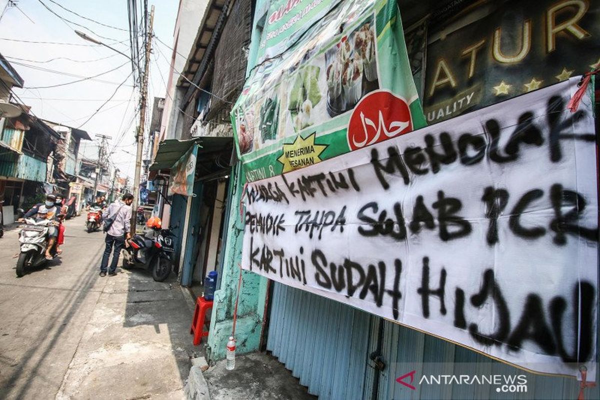 Pengendara melintasi spanduk peringatan untuk pemudik di kawasan Sawah Besar, Jakarta, Minggu (16/5/2021). Spanduk tersebut untuk memperingati warga yang kembali dari mudik agar membawa surat bebas COVID-19. 