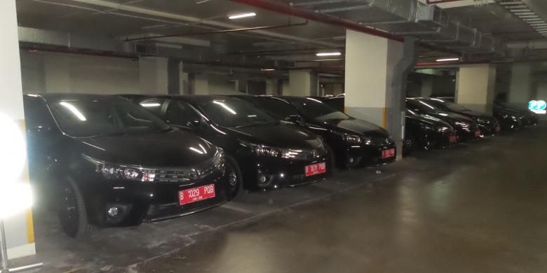 Puluhan mobil sedan merek Toyota Corolla Altis yang terparkir di basement Gedung DPRD DKI, Rabu (2/9/2015). Kendaraan-kendaraan yang baru saja dibeli ini rencananya akan digunakan sebagai mobil dinas anggota DPRD DKI.