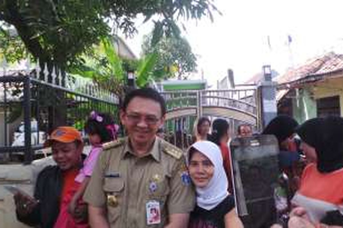 Gubernur DKI Jakarta Basuki Tjahaja Purnama saat menghampiri warga seusai peresmian sepuluh taman di Taman Jagakarsa, Selasa (9/2/2016). 