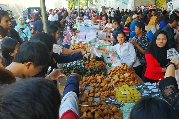 Kesibukan berburu takjil di Bendungan Hilir, Jakarta Selatan pada hari pertama Ramadhan Senin (6/5/2019).