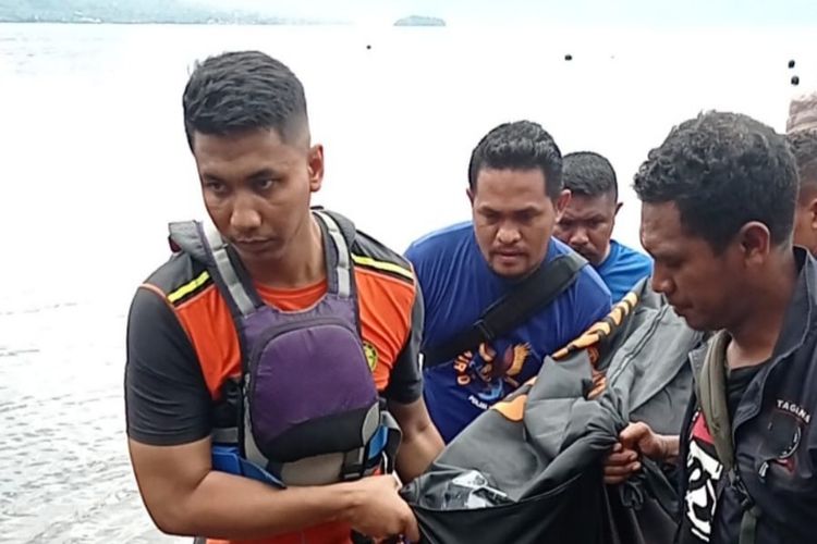 Foto: Tim SAR mengevakuasi korban tenggelam di Pantai Nuba, Desa Mokantara, Kecamatan Larantuka, Kabupaten Flores Timur, Nusa Tenggara Timur (NTT).