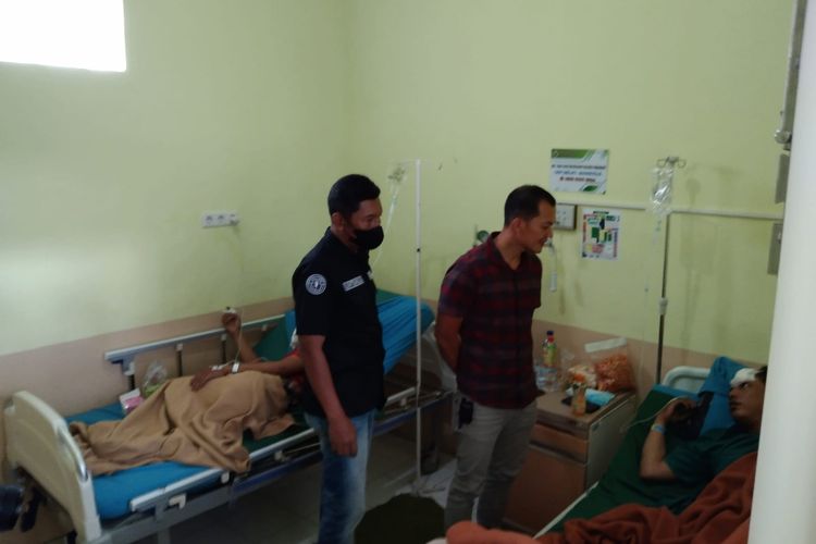Kasat Reskrim Polres Batu, AKP Yussi Purwanto dan lainnya saat melihat kondisi salah satu orang terlibat saling bacok di Rumah Sakit Hasta Brata, Kota Batu. 
