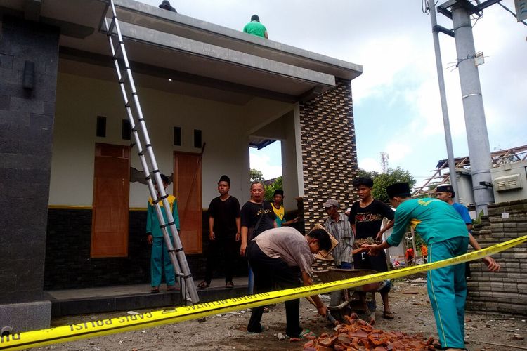 Warga, relawan dan aparat militer dan kepolisian melakukan pembersihan dan perbaikan rumah dan bangunan yang rusak akibat ledakan di Dusun Sadeng, Desa Karangbendo, Kecamatan Ponggok, Kabupaten Blitar, Rabu (22/2/2023)