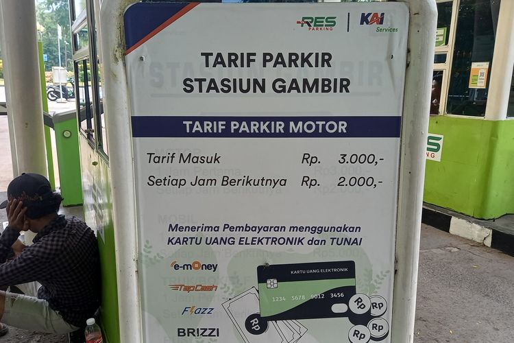 papan informasi tarif parkir motor di Stasiun Gambir, Rabu (9/10/2024)