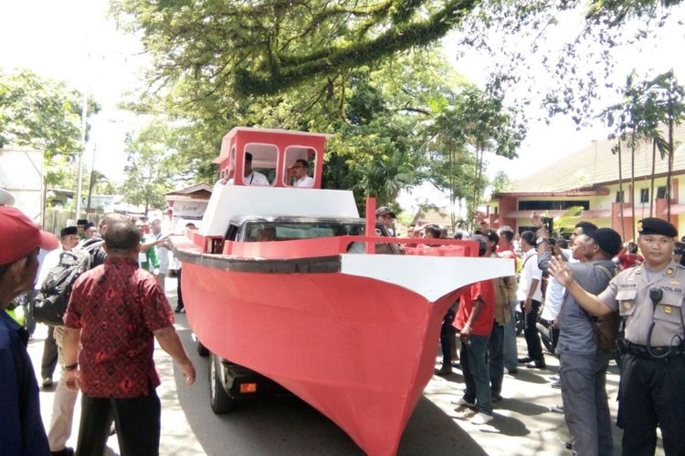 Pasangan calon gubernur dan wakil gubernur Maluku, Murad Ismail-Barnabas Orno datang mendaftar ke Kantor KPU Maluku dengan menggunakan mobil yang dihias seperti kapal nelayan, Rabu (10/1/2018)