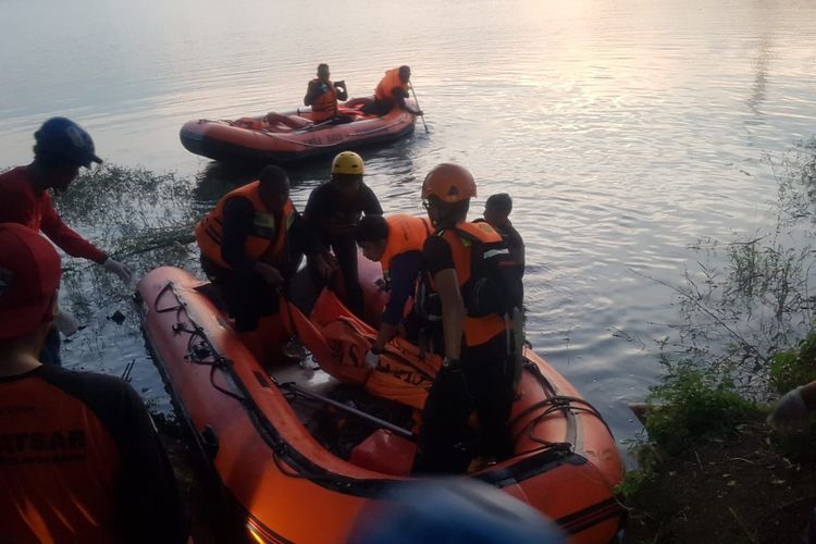 Tim SAR gabungan tengah mengevakuasi salah satu remaja yang tenggelam di Danau Puri11, Perumahan Green Lake City, Karang Tengah, Tangerang Kota pada Kamis (8/6/2023) petang. 