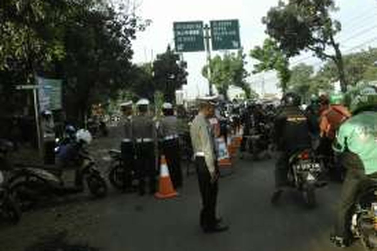 Hari pertama pemberlakuan sistem satu arah di Jalan Tanjung Barat Lama, Selasa (31/5/2016).