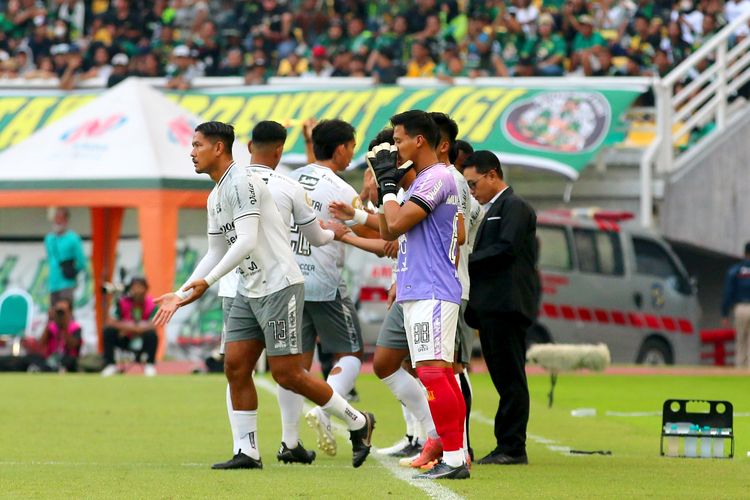 Pemain Bali United Jajang Mulyana dan penjaga gawang M Ridho bersiap memasuki lapangan saat pertandingan ujicoba melawan Persebaya Surabaya untuk memperingati Hari Jadi ke-730 tahun Kota Surabaya yang berakhir dengan skor 3-1 di Stadion Gelora Bung Tomo Surabaya, Minggu (28/9/2023) sore.