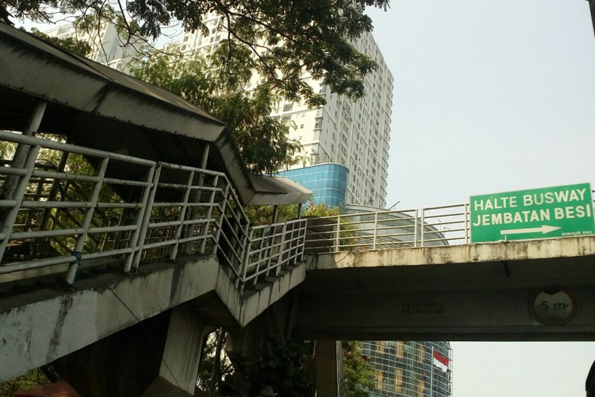 Jembatan Penyeberangan Orang (JPO) Halte Transjakarta Jembatan Besi di Tambora, Jakarta Barat yang terlihat tak terawat, Selasa (8/8/2017).