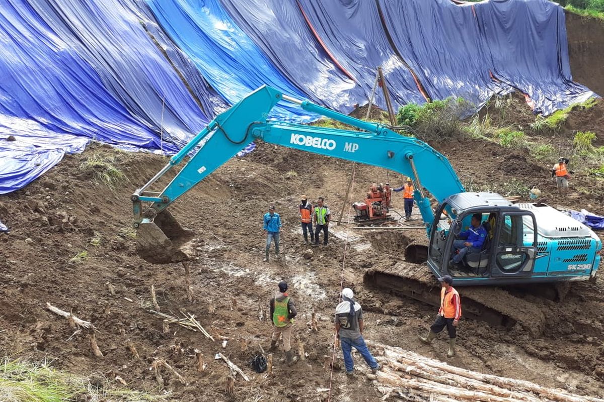 Pekerjaan penangan longsor di Tol Cipularang.