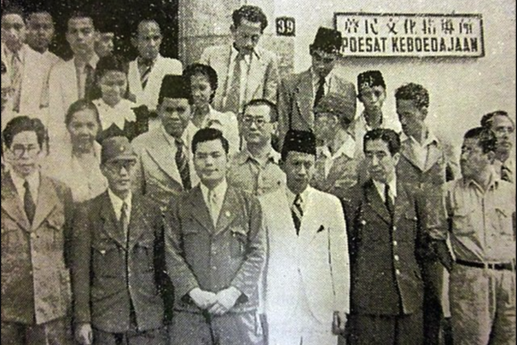 Pejabat Indonesia dan Jepang berfoto di depan gedung Keimin Bunka Shidoso Jakarta tahun 1942