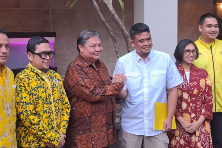 Ketua Umum Partai Golkar Airlangga Hartarto resmi mengusung Bobby Nasution maju Pilkada Sumut 2024 di Widya Chandra, Jakarta Selatan, Rabu (19/6/2024). 