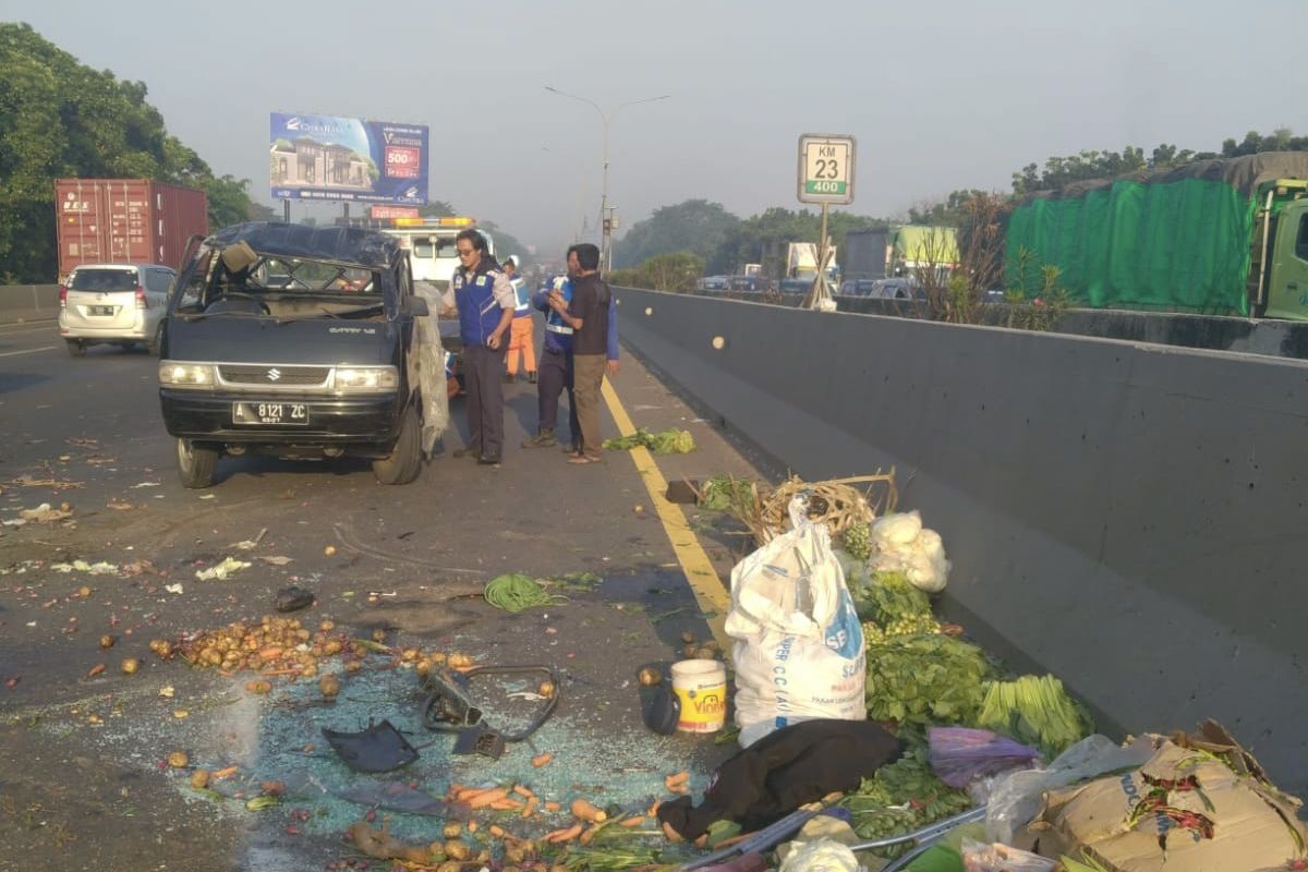 Sebuah mobil pick up bermuatan sayur mengalami kecelakaan lalu lintas di Tol Tangerang-Jakarta, tepatnya di KM 23 A, pada Kamis (16/3/2023) pagi.