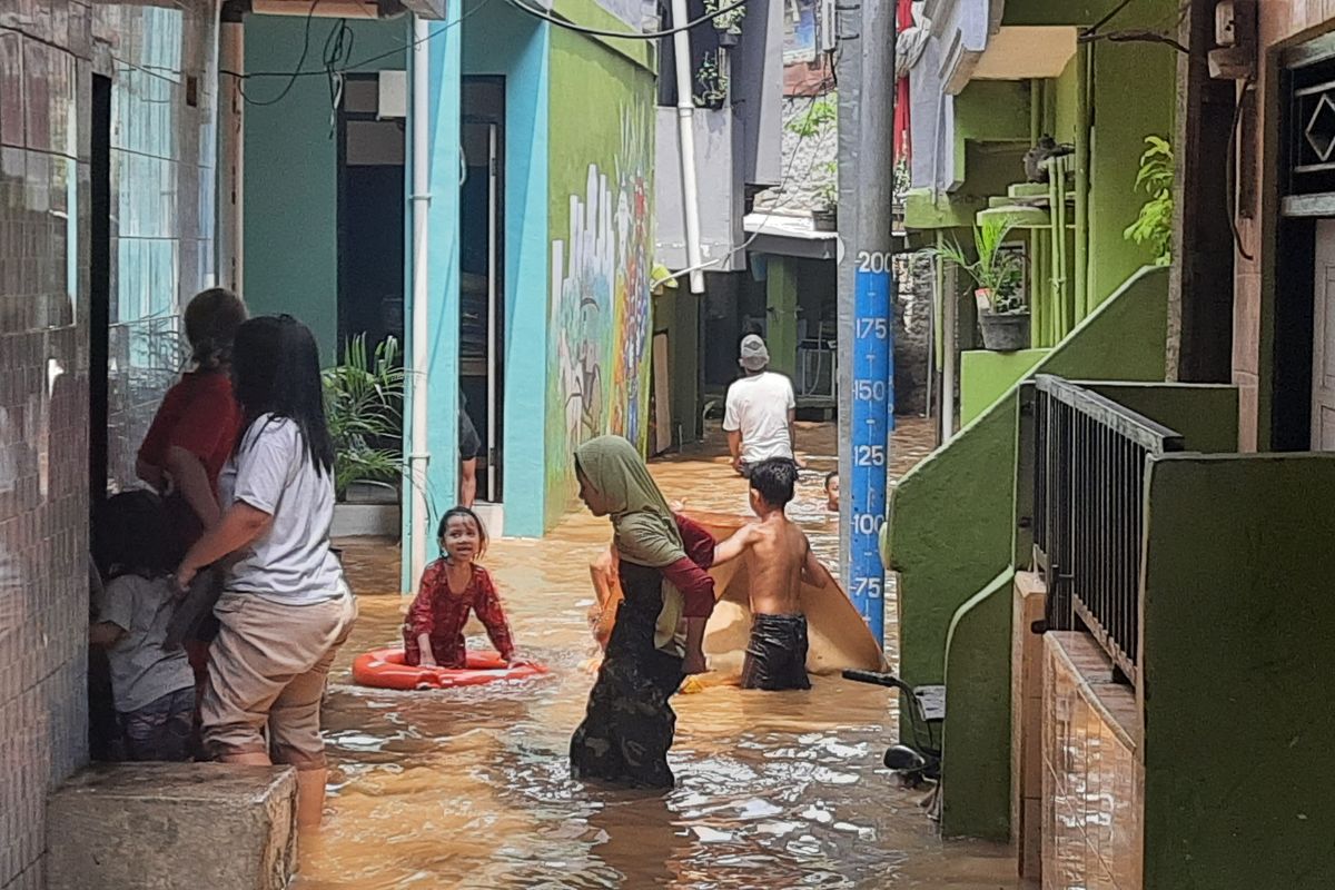 Permukiman RW 004 dan 005 Kelurahan Kampung Melayu, Kecamatan Jatinegara, Jakarta Timur, atau biasa disebut wilayah Kebon Pala, terendam banjir, Selasa (19/4/2022).  Warga setempat mengatakan banjir disebabkan oleh meluapnya Kali Ciliwung yang melintasi wilayah Kebon Pala.