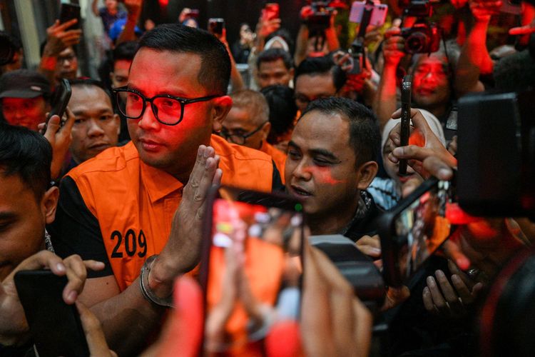 Klaten: A Vanishing Dynasty, Recurrent Corruption