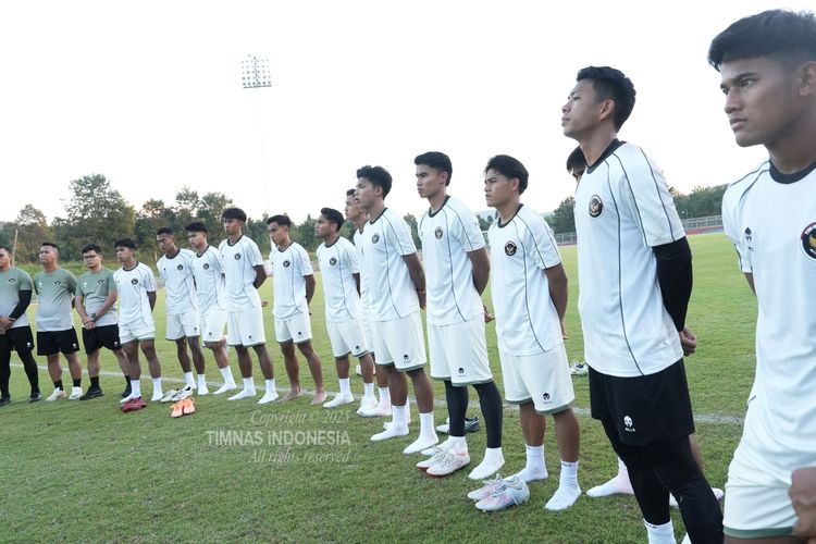 Para pemain Timnas U22 Indonesia menjalani sesi latihan jelang laga pembuka SEA Games 2025 Timnas U22 Indonesia vs Filipina pada Senin (8/12/2025).