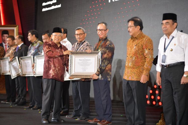 Wakil Presiden Maruf Amin  secara langsung menyerahkan penghargaan kepada Wakil Menteri Luar Negeri Mahendra Siregar di Hotel Bidakara, Jakarta Selatan, Selasa (10/12/2019).