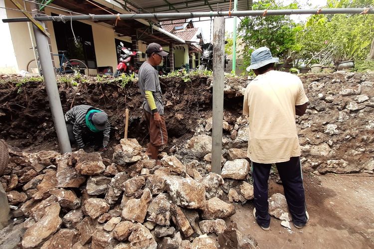 Warga Kepek I, Desa Kepek, Kecamatan Wonosari, Gunungkidul, Mulai Membongkar Talud Untuk Mencari Keberadaan Indukan Kobra Jumat (13/12/2019)