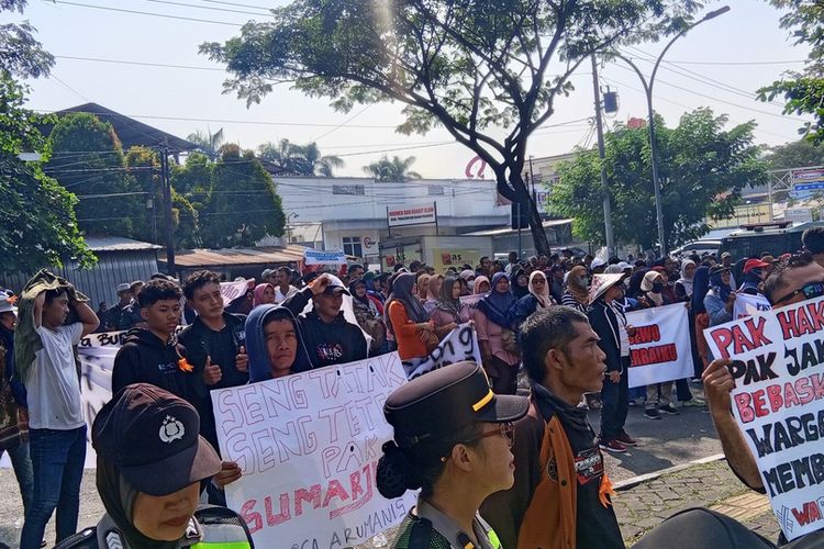 Sidang Perdana Eks Bupati Pati Sudewo, Pendukung Banjiri Pengadilan Tipikor Semarang