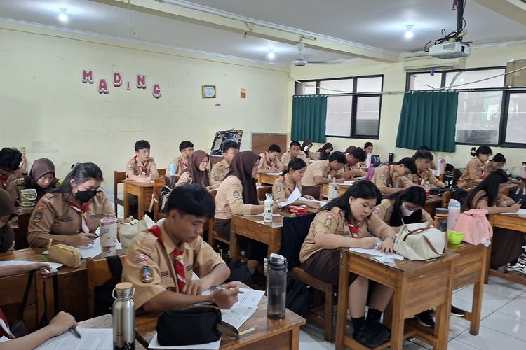Sekolah Kembali Normal, Siswa SMAN 25 Jakarta Tetap Diminta Pakai Masker Saat di Luar Ruangan