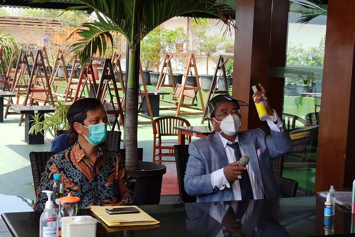 Kuasa Hukum PT Bank Maybank Indonesia Tbk, Hotman Paris Hutapea (kanan), saat menjelaskan kasus raibnya uang milik gamers Winda Earl di Jet ski Cafe, Jakarta Utara. 