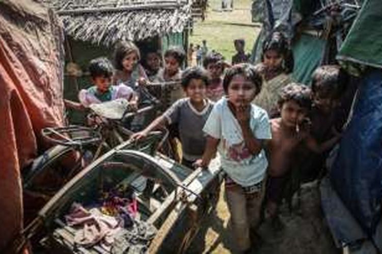 Lebih dari 140.000 warga etnis Rohingya, sebagian besar anak-anak, kehilangan tempat tinggal dan harus tinggal di tenda darurat. Sudah empat tahun berlalu, sejak kerusuhan pada 2012, mereka tetap terkurung di tenda darurat seperti ini.